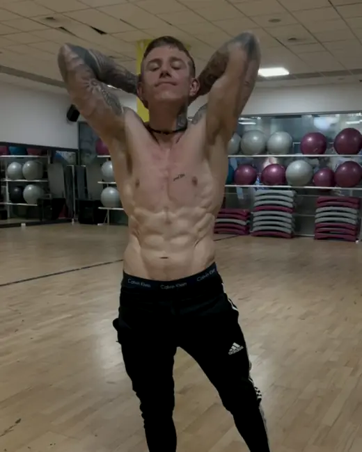 Dawid bez koszulki na sali fitness