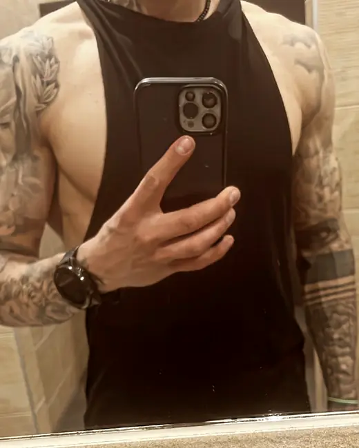 Dawid robi zdjęcie w lustrze